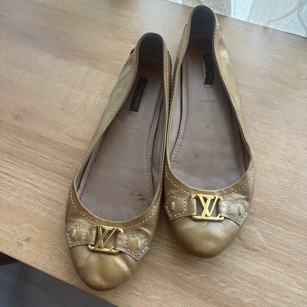 Louis Vuitton Gold Leather Ballet Flats with Signature LV Accent Size 40 - Picture 10 of 11